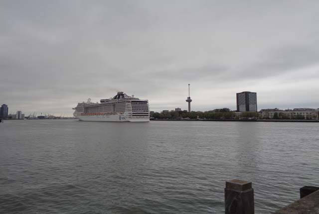 Cruiseschip ms MSC Preziosa van MSC Cruises aan de Cruise Terminal Rotterdam